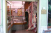 Die Toskana ist der Fleischtopf Italiens. Chianina Rind und Cinta Senese Schwein sind nur einige der alten Rassen. Hier ein Blick in die Metzgerei von Carlo in Roccathederighi.